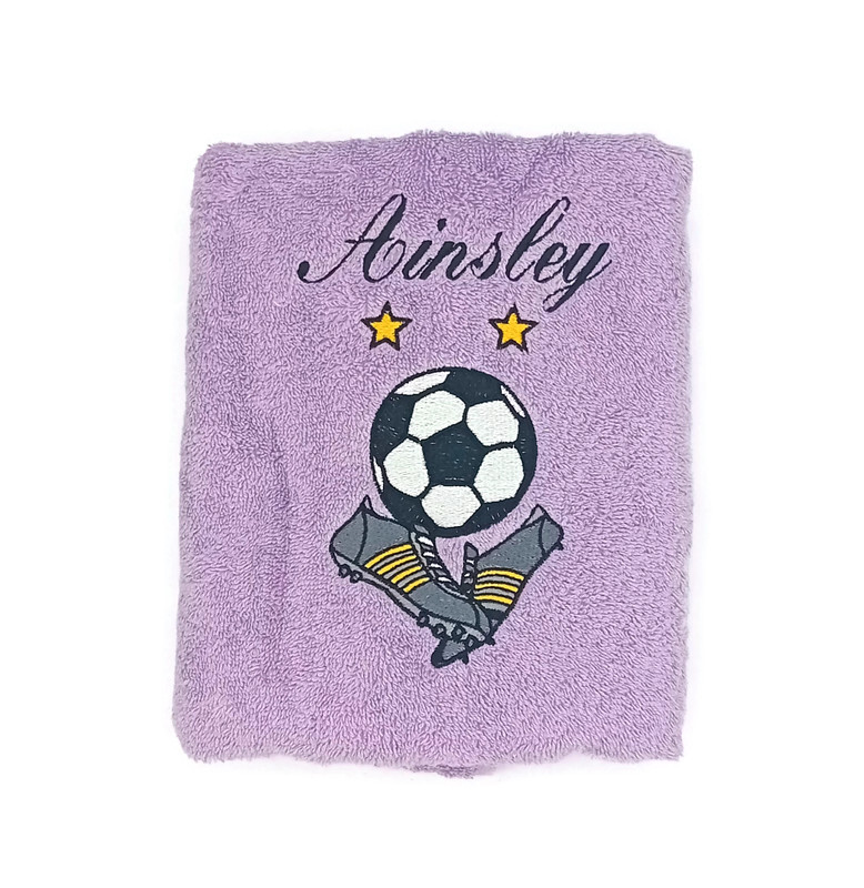 Serviette personnalisée pour un passionné de football motif avec ballon et chaussures à crampons