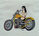 Motif moto pinup brodé sur linge de bain