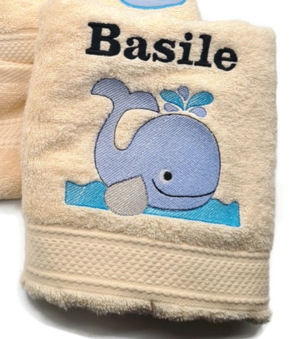 Motif baleine bleu brodé sur linge de bain au choix