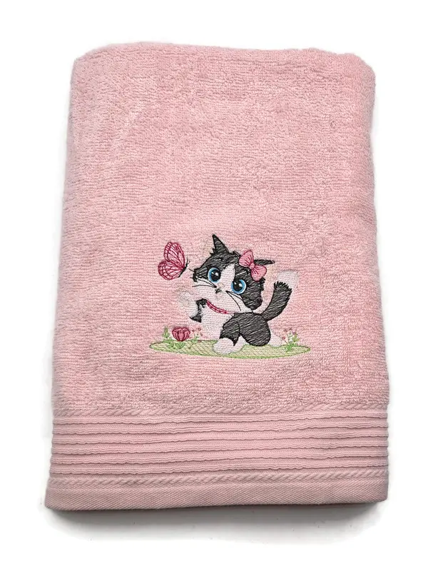 Motif Chat et papillon brodé sur linge de bain au choix 