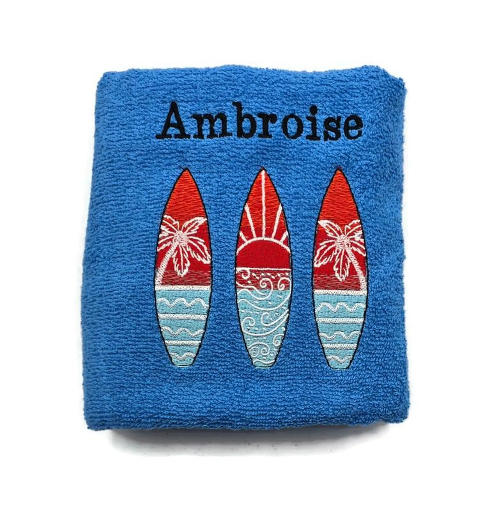 Motif planches de surf brodé sur linge de bain au choix 