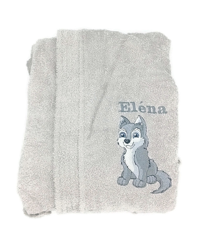 Motif loup brodé sur peignoir éponge enfant. Cadeau personnalisé avec prénom